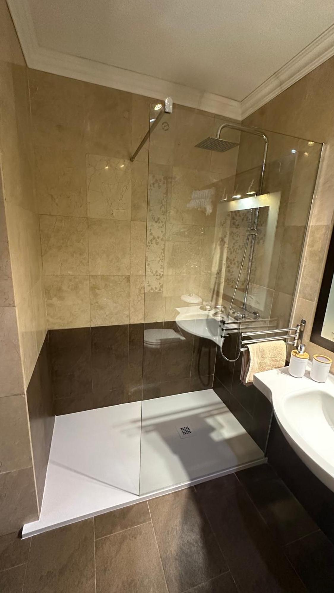 Apartment Windsor Адехе Екстериор снимка